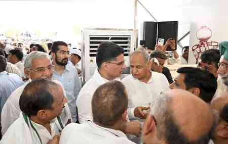 25th death anniv of Rajesh Pilot: Ex-CM Gehlot, Cong leaders attend prayer meet in Dausa