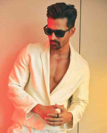 Harshvardhan wraps up ‘Ek Deewane ki Deewaniyat’ shoot, celebrates with fireworks