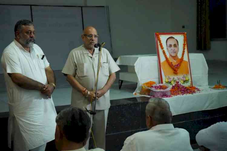 भाजपा नेताओं ने रूपाणी को दी श्रद्धांजलि