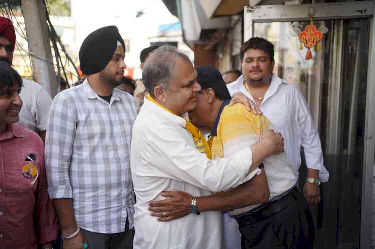 Arora Reaches Out to Voters in Ward No.60 During Door-to-Door Campaign