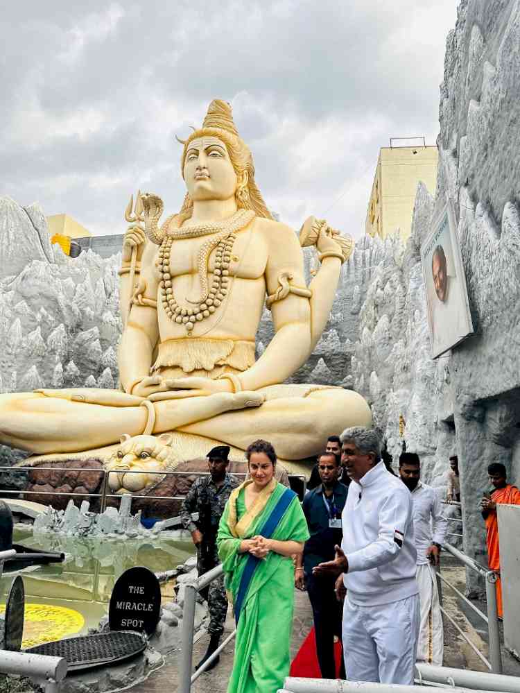 Actress-Politician Kangana Ranaut Visits 30-Year-Old Shivoham Shiva and Mata Vaishno Devi Temple in Bengaluru to Seek Blessings