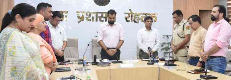 कार्यालय में आने वाले नागरिकों के साथ करें अच्छा व्यवहारः एडीसी नरेंद्र कुमार