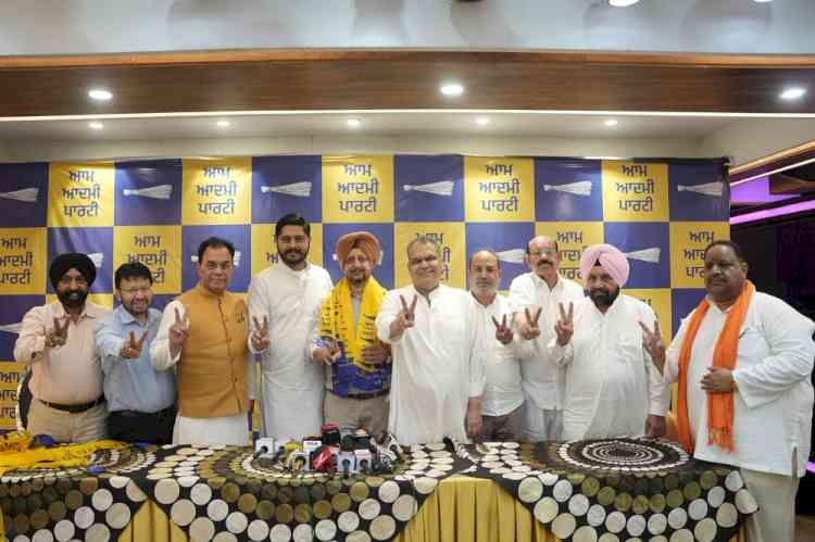 Congress Leader Baljinder Bunty Joins AAP!
