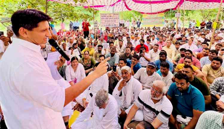 पीजीआई के आउटसोर्स कर्मचारियों के धरने को समर्थन देने पहुंचे सांसद दीपेन्द्र हुड्डा