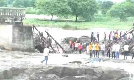 Two drowned as bridge collapses in Pune, rescue operations on (Lead)