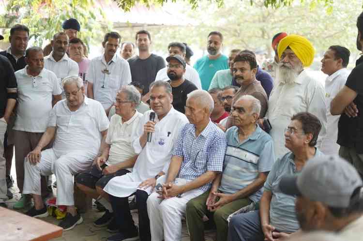 Rose Garden Turns Political Hub as AAP’s Arora Meets Morning Walkers 