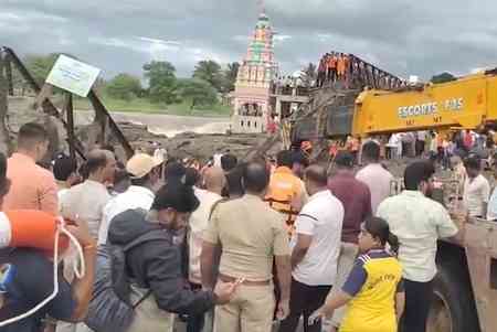 Four drowned in Pune bridge collapse, rescue operations on to trace missing (Night Lead)
