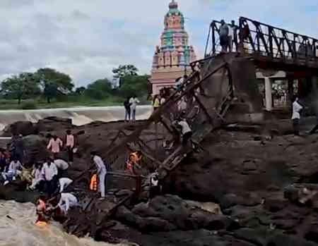 Two drowned in Pune bridge collapse, PM Modi speaks to CM Fadnavis
