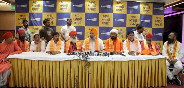 Valmiki Community's Religious Leaders Extend Support to AAP Candidate Sanjeev Arora
