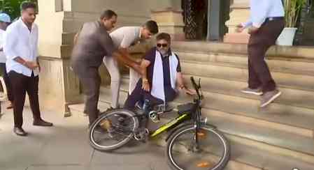 After posting 'in the corridors of power, I chose a cycle', K’taka Dy CM Shivakumar falls off bicycle 