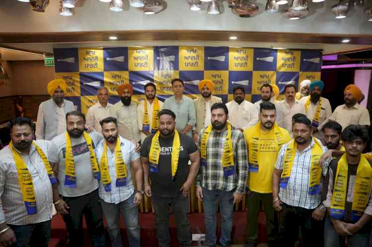 Congress Faces Setback on the Last Day of Ludhiana West By-election Campaign! Several Leaders, Including Youth District President, Join AAP