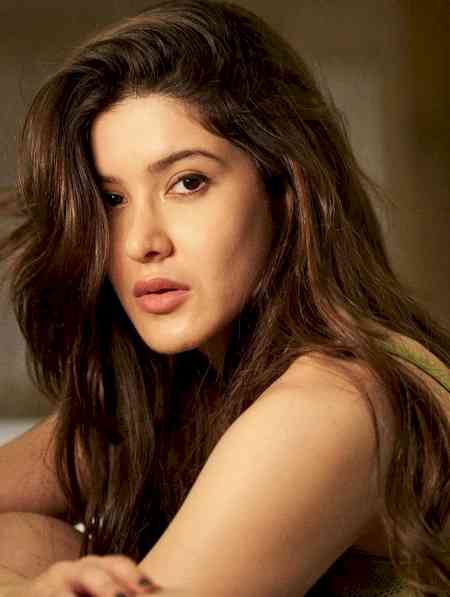 Shanaya Kapoor shares smiling moments with Vikrant from 'Aankhon Ki Gustaakhiyan'