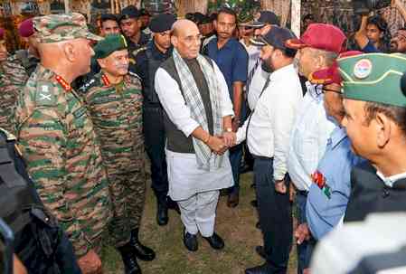 Defence Minister Rajnath Singh leads IDY celebrations at Northern Command HQs in J&K