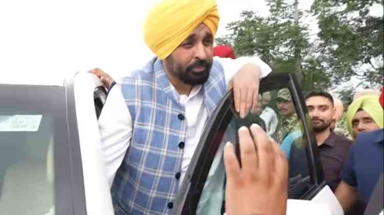 Mann Stopped His Convoy and Talked with the Farmers, Farmers Lauded CM for Ample Electricity and Canal Water Supply This Paddy Season