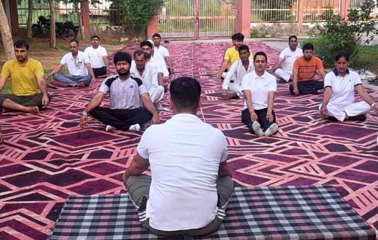 पुलिसकर्मियों ने मनाया अंतरराष्ट्रीय योग दिवस