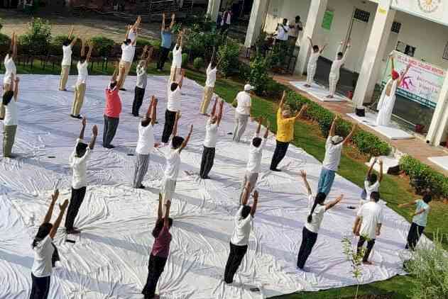 हिंदू कॉलेज में योगाभ्यास कार्यक्रम आयोजित