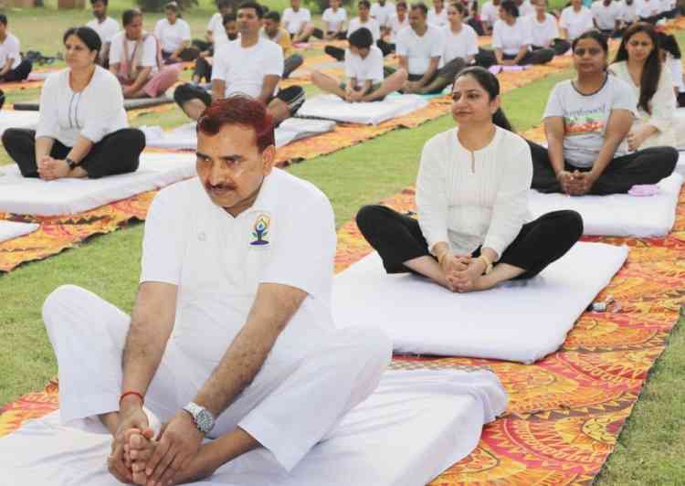 जीजेयू में मनाया अंतरराष्ट्रीय योग दिवस
