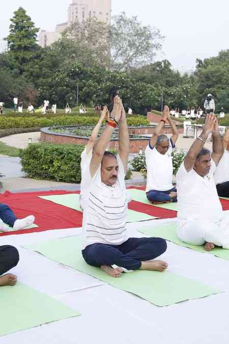 L-G, Delhi Assembly Speaker join yoga day celebrations