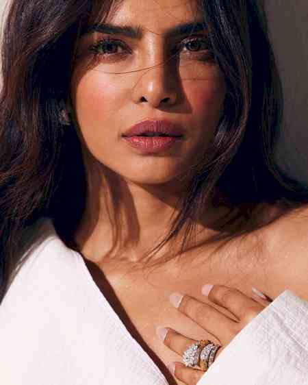 Priyanka Chopra drops a heartfelt note for Rekha as she misses the re-release of 'Umrao Jaan' 