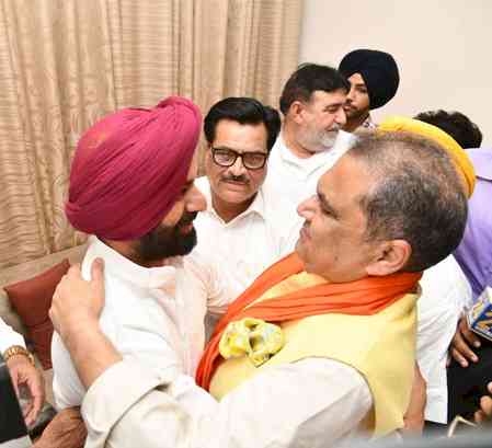 AAP celebrates victories in by-elections in Punjab, Gujarat 
