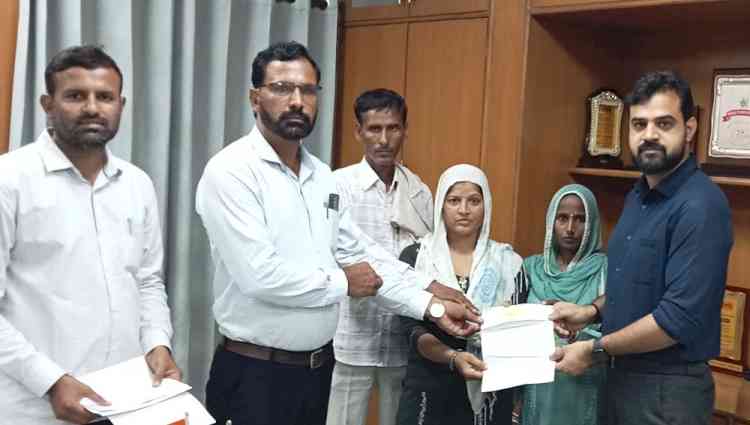 पांच लाभार्थियों को दिए 4.25 लाख रुपए की राशि के ऋण के चेकः एडीसी नरेंद्र कुमार