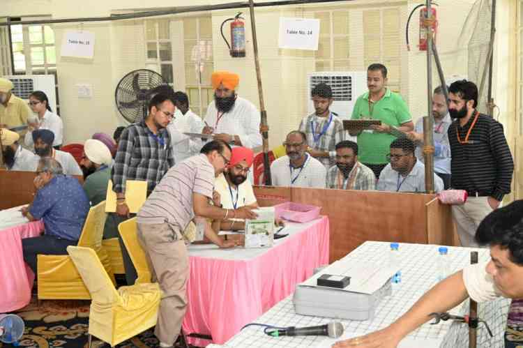 AAP’s Arora Crosses 12,000-Mark, Ashu Overtakes BJP in Round 5