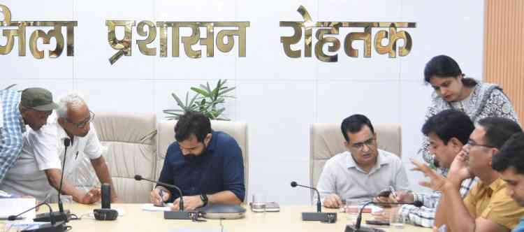 समाधान शिविरों में अब तक आई 6554 में से 5689 शिकायतों का हुआ निपटाराः एडीसी नरेंद्र कुमार