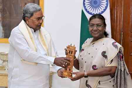K'taka CM meets President Murmu; presents Mysuru Peta, discusses pending bills