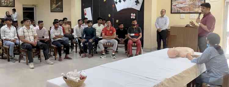आईएचएम में जारी होम स्टे कोर्स के प्रतिभागियों को सिखाए फर्स्ट एड के तरीके