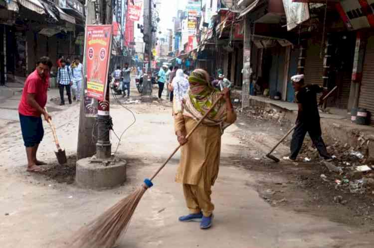 नगर निगम द्वारा सीवर व नालों में गोबर बहाने वालों पर कार्रवाई
