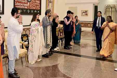 Genelia poses with President Droupadi Murmu during 'Sitaare Zameen Par' special screening