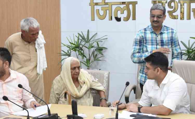 नगराधीश ने समाधान शिविर में सुनी नागरिकों की शिकायतें