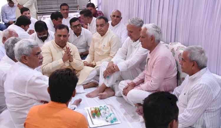 केंद्रीय मंत्री राव इंद्रजीत सिंह सहित अन्य गणमान्य हस्तियों ने कैप्टन अभिमन्यु की माता के निधन पर जताया शोक