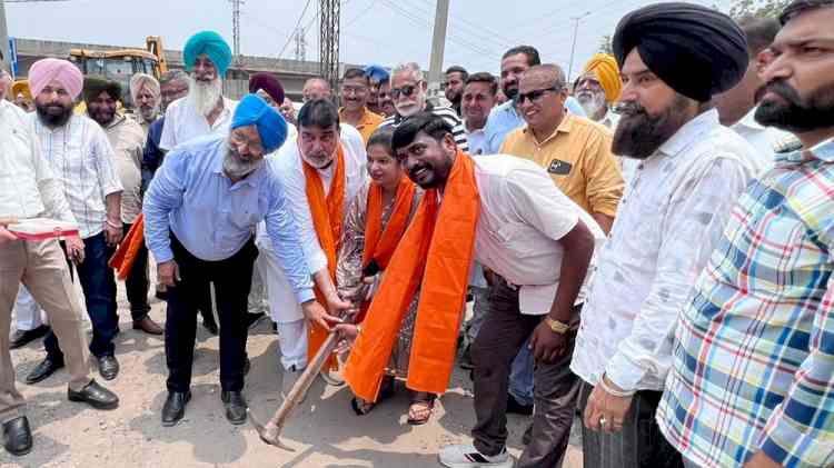 MLA Prashar, Mayor Inderjit Kaur launches project to construct concrete roads in Transport Nagar 
