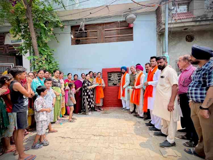 MLA Grewal, Mayor Inderjit Kaur inaugurate newly installed tubewell in New Raju colony