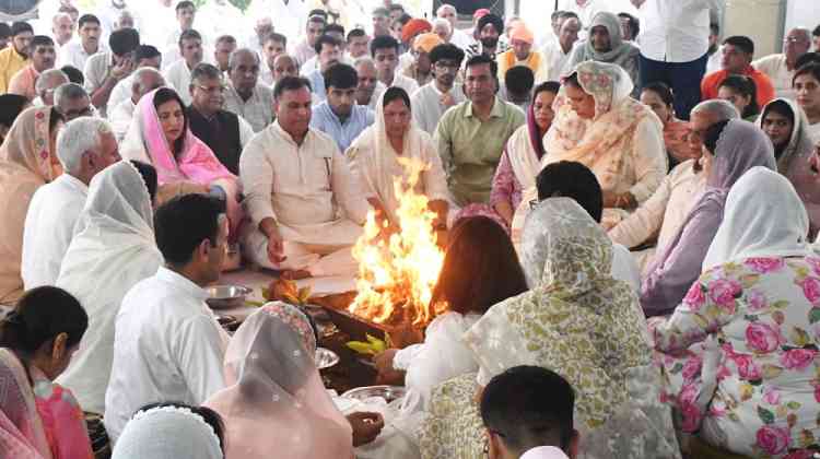 सीएम नायब सैनी, योगगुरु बाबा रामदेव सहित विभिन्न सामाजिक व राजनीतिक हस्तियों ने दिवंगत परमेश्वरी देवी को श्रद्धांजलि दी