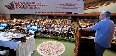 Omar Abdullah calls for revival of historical connection of Kashmir artisans with global market