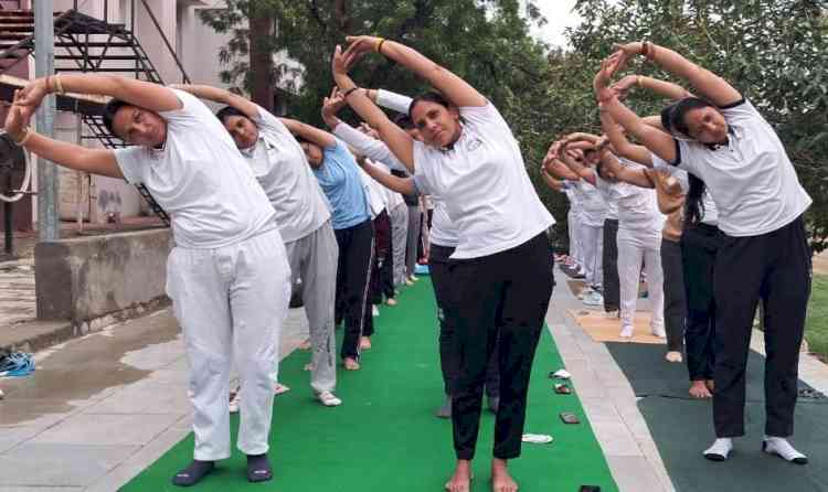 रोहतक पुलिस लाईन में पुलिसकर्मियों ने किया योगाभ्यास
