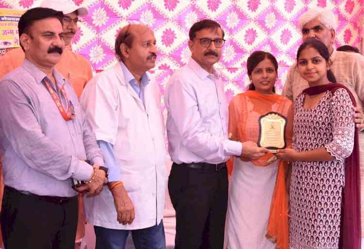 पूर्व मंत्री ग्रोवर और उपायुक्त ने मानवता की भलाई के लिए नेत्रदान व रक्तदान का संकल्प लेने का आह्वान किया