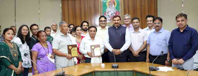 जीजेयू से दो कर्मचारी सेवानिवृत्त हुए