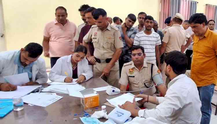 नेशनल डॉक्टर्स डे पर पुलिस लाईन में स्वास्थ्य जांच शिविर आयोजित