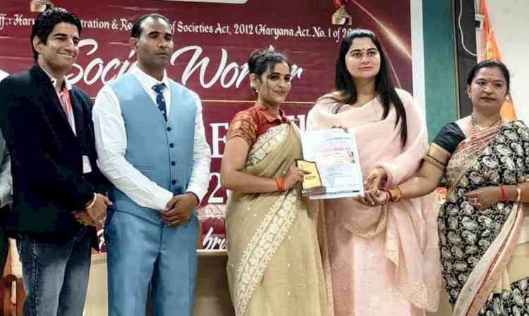 विभिन्न क्षेत्रों में उत्कृष्ट कार्य करने वाले सम्मानित