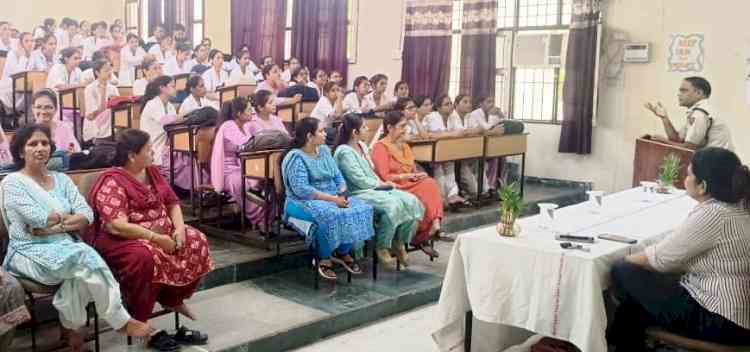 साइबर राहगिरी के दौरान पुलिस ने किया छात्रों को साइबर अपराध के प्रति जागरूक
