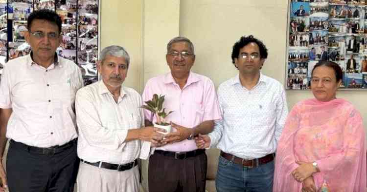 शैक्षणिक योगदान के लिए डॉ. देसराज सम्मानित