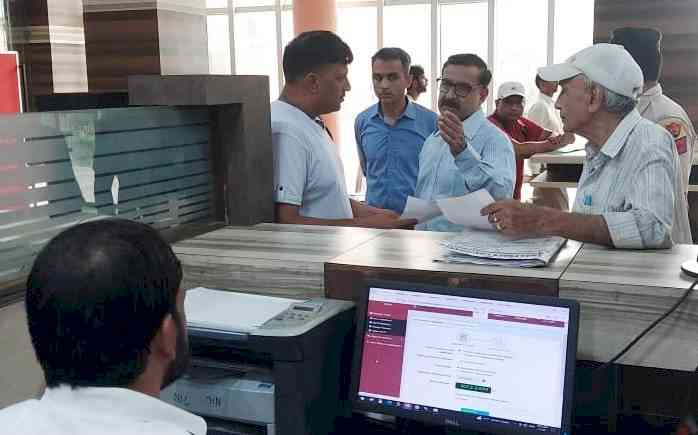 ई-दिशा केंद्रों पर अचानक पहुंचे उपायुक्त