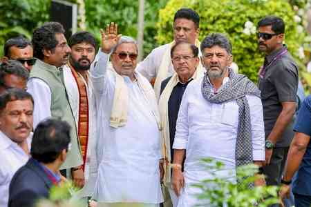 Despite assurances of loyalty by Shivakumar, supporters of K'taka CM, Dy CM keep pot boiling over top job