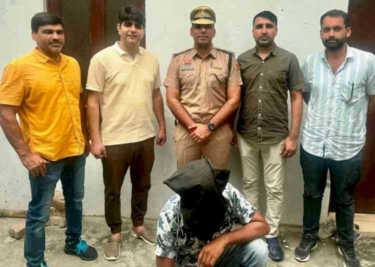 शराब ठेके पर हुए ट्रिपल मर्डर के मामले में शामिल 5 हजार रुपये का इनामी आरोपी काबू