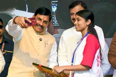 Students receive laptops from CM Mohan Yadav, urge MP govt to continue scheme