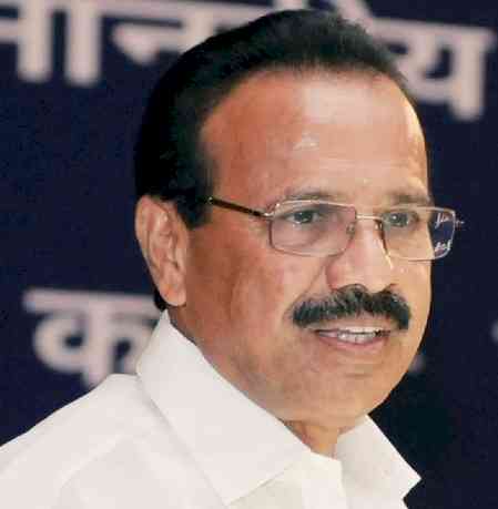 Siddaramaiah ran to centre for Covid jab but now questions vaccine, taunts Sadananda Gowda 
