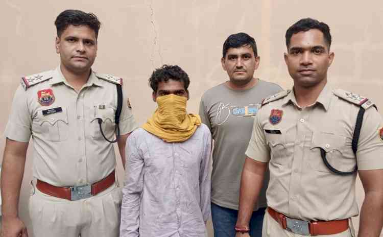 झाड़ियों के पास मिले शव के मामले में एक आरोपी काबू